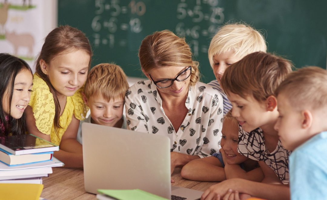 Teacher and students looking at computer screen | Bloggin course | Edublogs